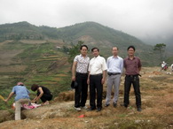 Đại diện CĐ XN KSCT đi thắp hương cho đồng nghiệp bị tai nạn tại Hoàng Su Phì - Hà Giang năm 2005